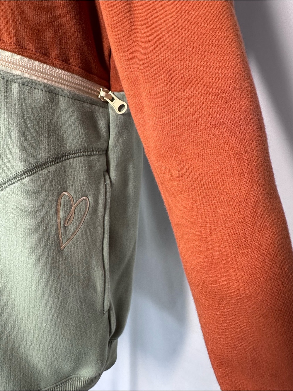 Latched Mama Trailblazer Nursing Hoodie Size S Colorblock Rust Sage - Picture 4 of 11